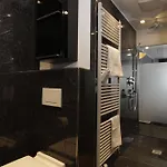 大教堂边玛丽亚套房酒店 *